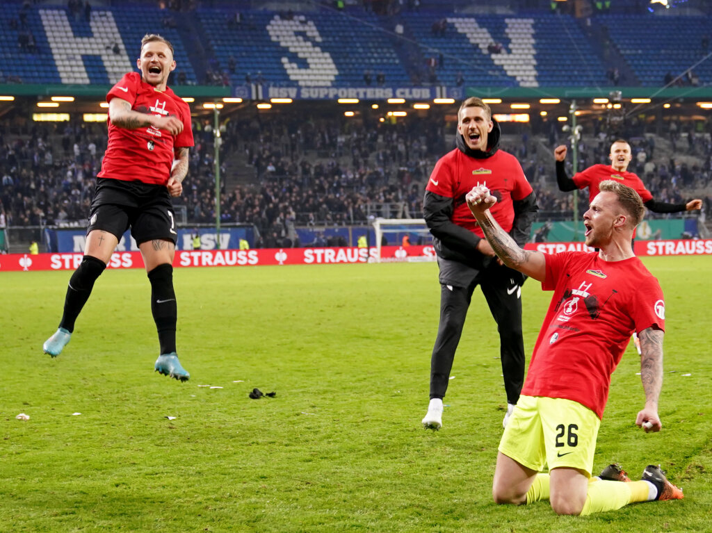 3:1 beim HSV – der SC Freiburg bejubelt den Erfolg im Halbfinale.