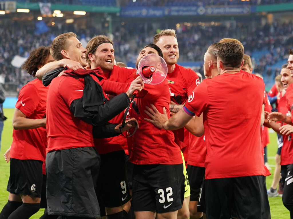 3:1 beim HSV – der SC Freiburg bejubelt den Erfolg im Halbfinale.