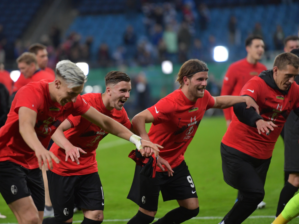 3:1 beim HSV – der SC Freiburg bejubelt den Erfolg im Halbfinale.