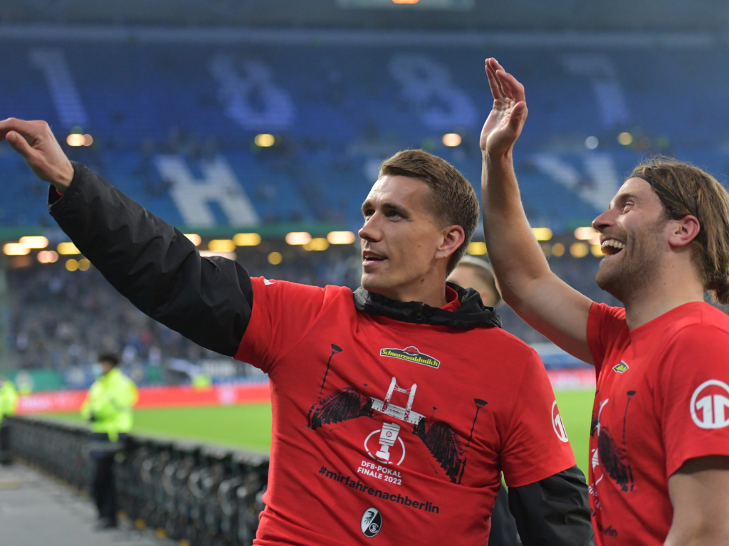 3:1 beim HSV – der SC Freiburg bejubelt den Erfolg im Halbfinale.