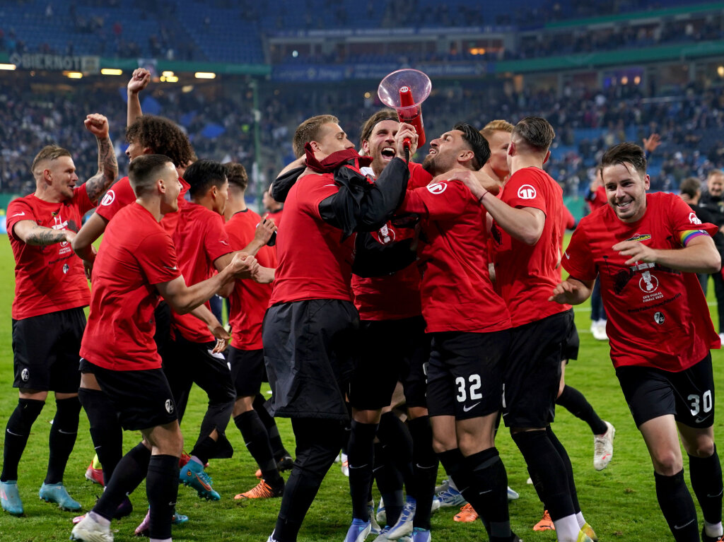 3:1 beim HSV – der SC Freiburg bejubelt den Erfolg im Halbfinale.