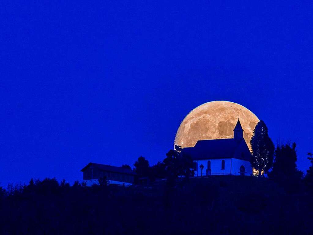 <BZ-FotoAnlauf>Motiv 2</BZ-FotoAnlauf> (August): Fast-Vollmond hinter der Hrnleberg-Kirche