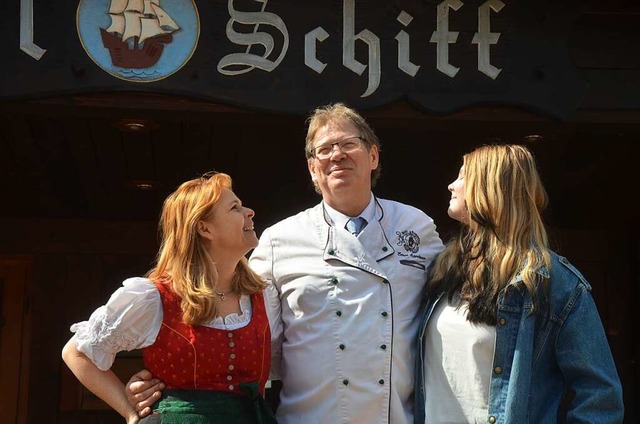 Regina und Ernst Spreitzer kehren nach...n mit Tochter Selina das Hotel Schiff.  | Foto: Friedbert Zapf