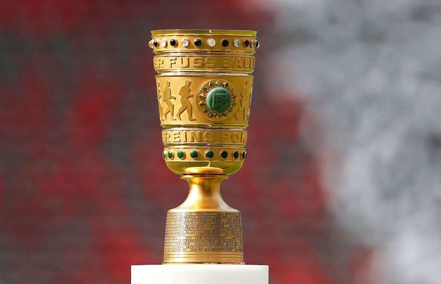 Am 21. Mai geht es um diesen Pokal: Da...gegen RB Leipzig oder Union Berlin an.  | Foto: Jan Woitas (dpa)