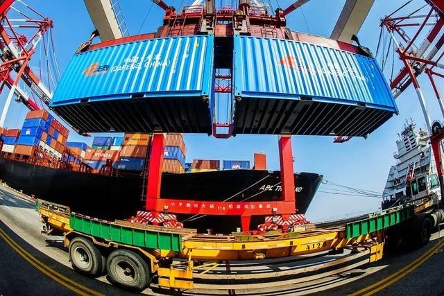 Massenstau vor Hafen in Shanghai blockiert Weltwirtschaft