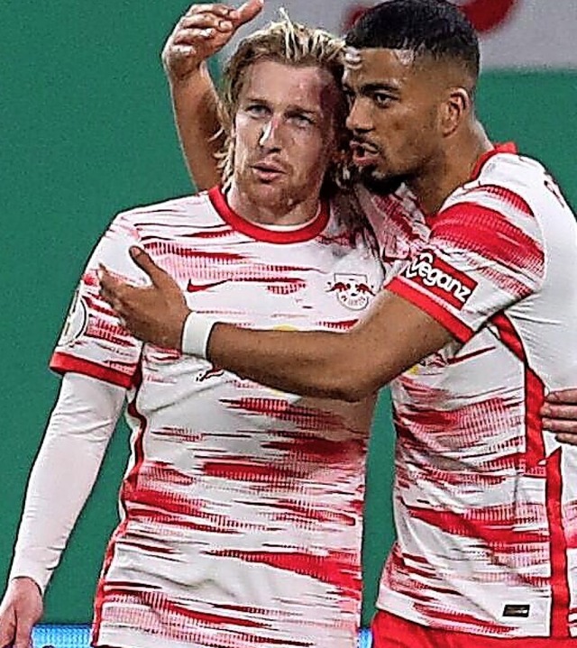 Matchwinner Emil Forsberg (links) und Benjamin Henrichs  | Foto: RONNY HARTMANN (AFP)