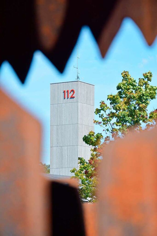 Der markante Turm der Feuerwache durch den Feuerturm gesehen.  | Foto: Hannes Lauber