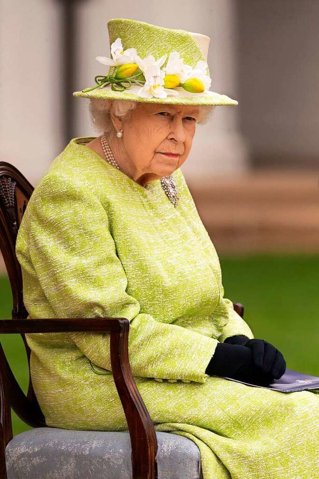 Die britische Knigin Elizabeth II. ni...Air Force am Air Force-Gedenkmal teil.  | Foto: Steve Reigate, Daily Express (dpa)