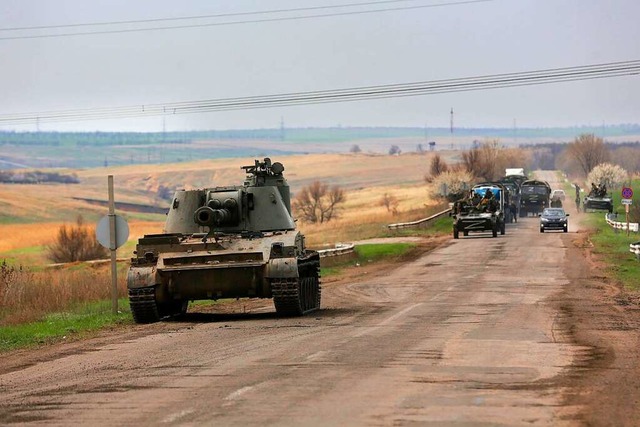 Russische Militrfahrzeuge fahren eine...biet in der Nhe von Mariupol entlang.  | Foto: Alexei Alexandrov (dpa)