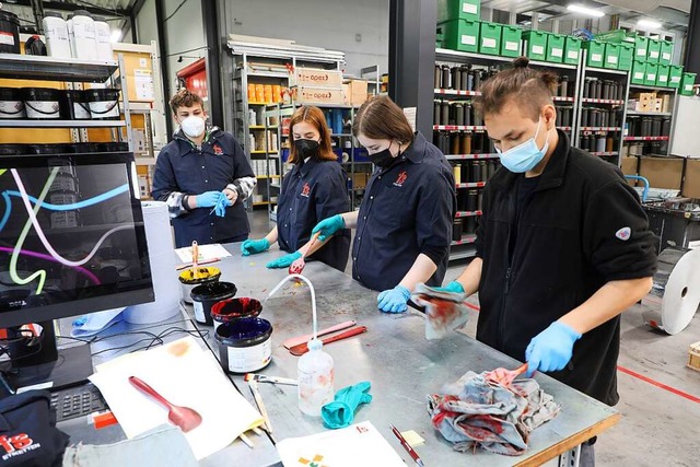 Einblicke ins Berufsleben gab es fr d...er Firma FS-Etiketten in Heiligenzell.  | Foto: Christoph Breithaupt