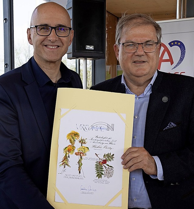 Brgermeister Joachim Schuster (rechts...ichte  die Urkunde an Frdric Bierry.  | Foto: Volker Mnch