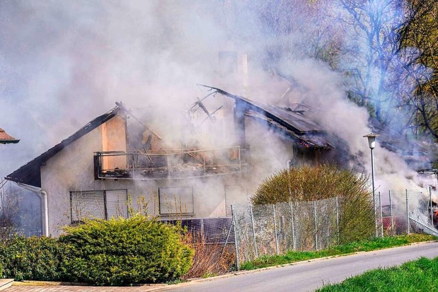 Bei dem SEK-Einsatz gegen den mutmali...xberg ging dessen Haus in Flammen auf.  | Foto: Kohls (dpa)
