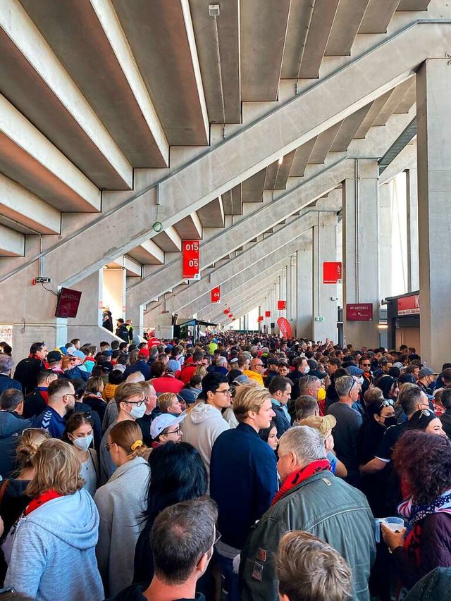 Gedrnge im Stadionumlauf: So war die ...ls gegen Bochum hinter der Osttribne.  | Foto: privat