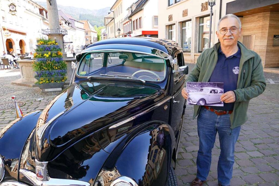 Manfred Ehlich aus Kollnau mit seinem ...einem Foto mit dem Auto seiner Eltern.  | Foto: Sylvia Sredniawa