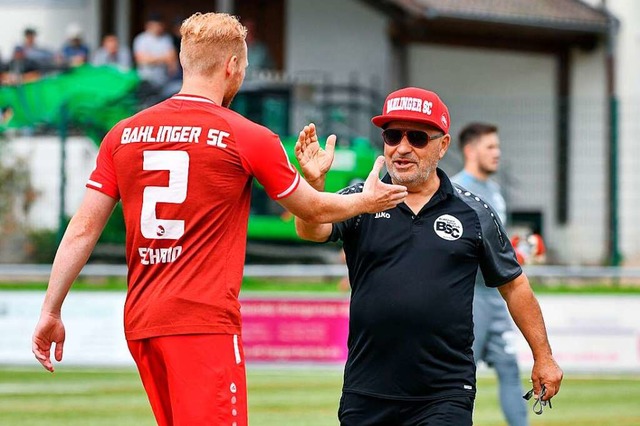 Frohnatur und BSC-Betreuer: Yusuf Cava...iga-Kaders, klatscht Fabian Schmid ab.  | Foto: Claus G. Stoll