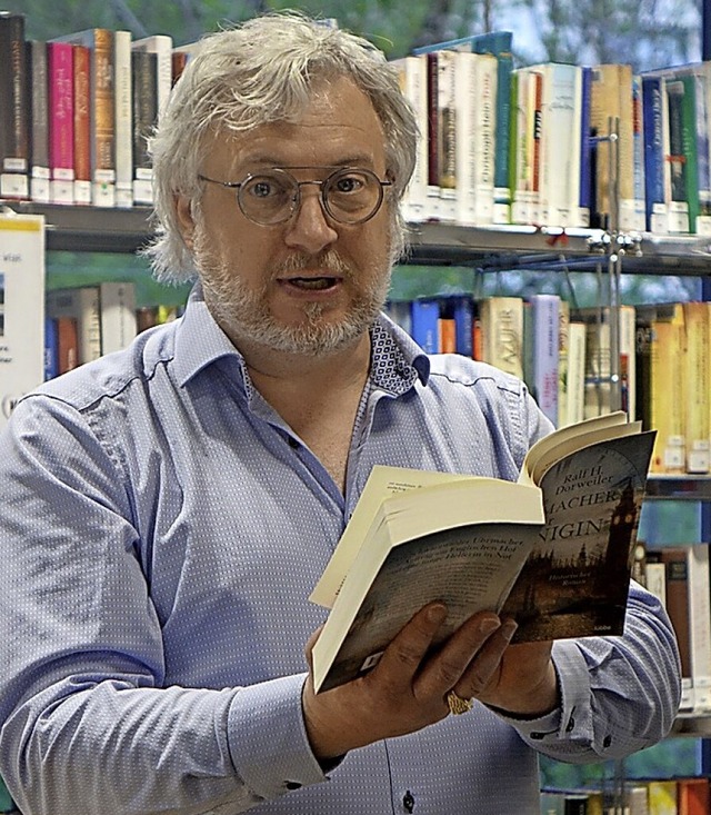 Ralf H. Dorweiler stellte in der Mediathek in Wehr  seinen neuen Roman vor.   | Foto: Roswitha Frey