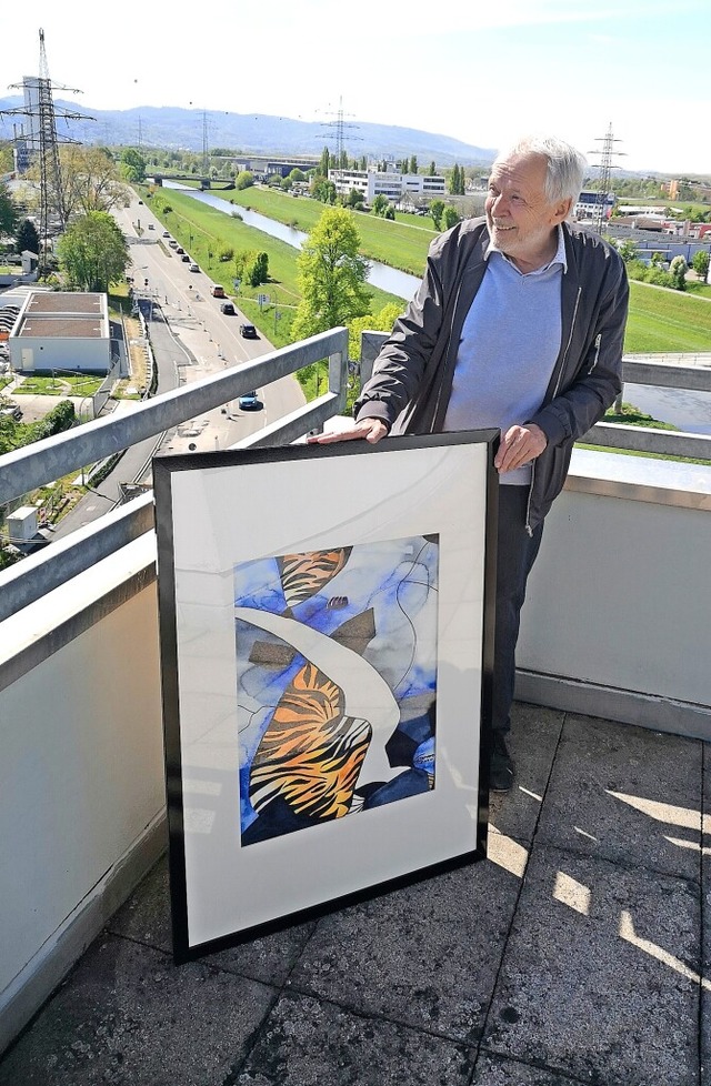 Gerd Decker mit einem seiner Aquarelle an der Penthouse-Balustrade.  | Foto: Ralf Burgmaier