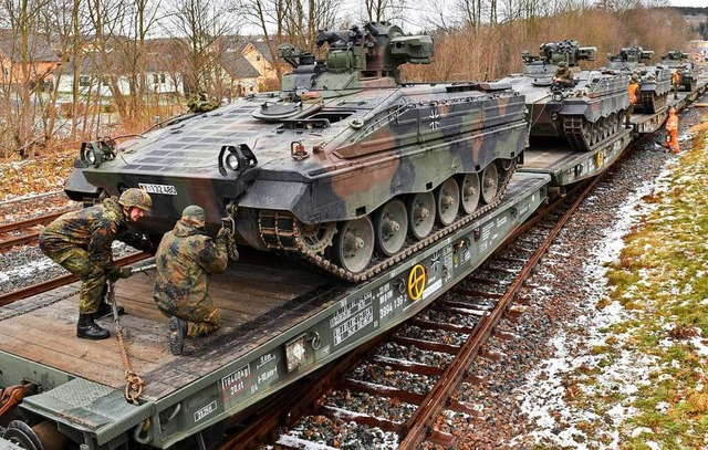 Soldaten des Panzergrenadierbataillons...er der Eisenbahn (Aufnahme von 2020).   | Foto: Hendrik Schmidt (dpa)