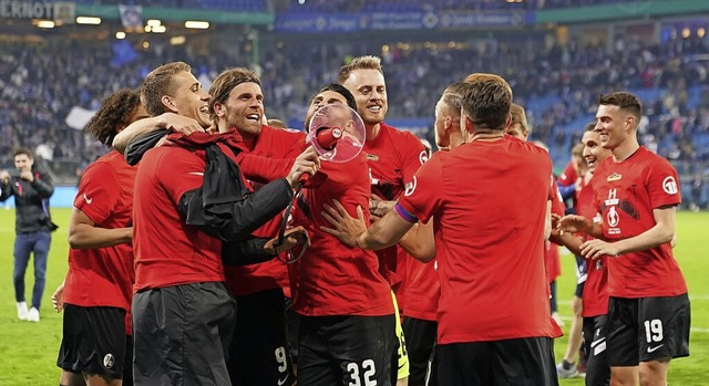 Ja, sie haben es geschafft: Die SC-Spi...chberlin&#8220; aufs DFB-Pokal-Finale.  | Foto: Marcus Brandt (dpa)