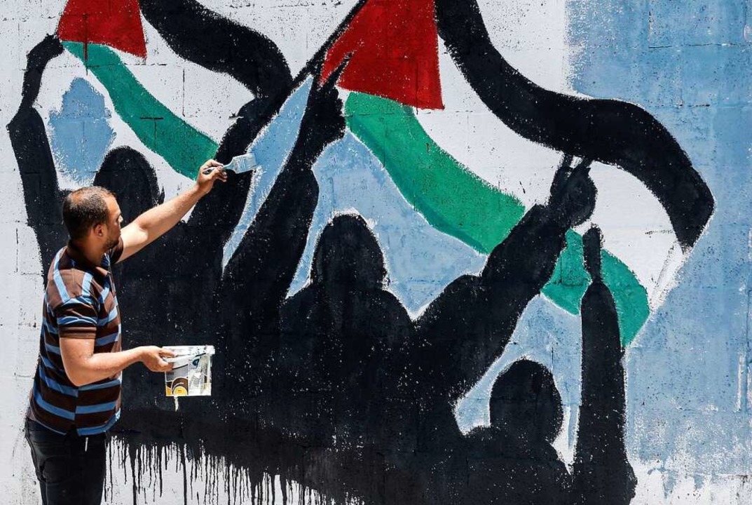 Protest mit dem Pinsel: Ein palästinensischer Künstler in Rafah.  | Foto: SAID KHATIB (AFP)