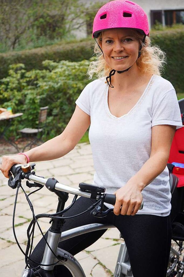 Von Haus aus ist sie Psychologin, nun ...ruktion trendiger Fahrradhelme widmen.  | Foto: Lisa Petrich