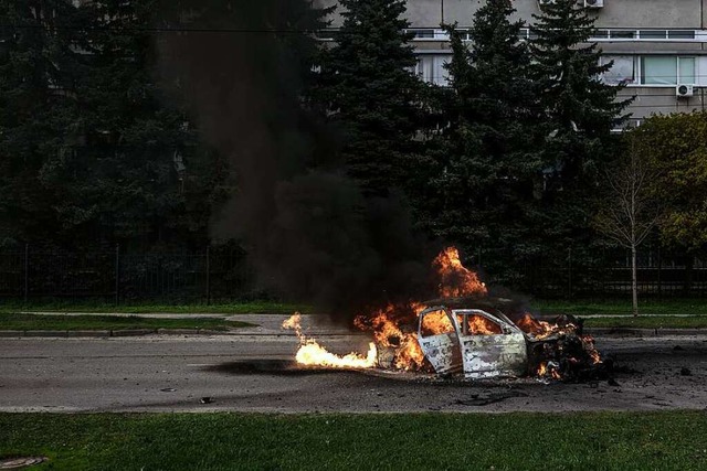 In Charkiw im Osten der Ukraine steht ...nem russischen Angriff auf der Strae.  | Foto: Felipe Dana (dpa)