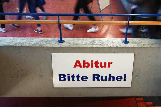 Ein Schild mit der Aufschrift &#8222;A...#8220; hngt im Gang eines Gymnasiums.  | Foto: Thomas Warnack (dpa)