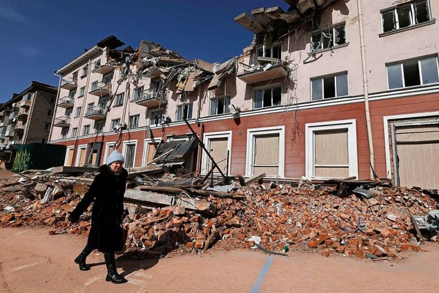 Eine Stadt in Trmmern: Tschernihiw, w... angekommene Geflchtete einst lebten.  | Foto: - (dpa)