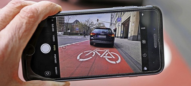 Beim Parken auf dem Fahrradstreifen ka...Benutzen des Handys  whren der Fahrt.  | Foto: Oliver Berg (dpa)