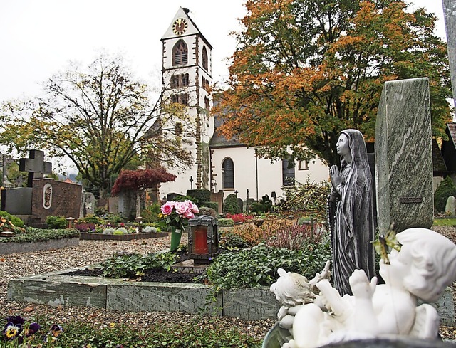 Viele Angehrige dekorieren Grber mit...hzarten aktuell immer wieder abhanden.  | Foto: Markus Donner