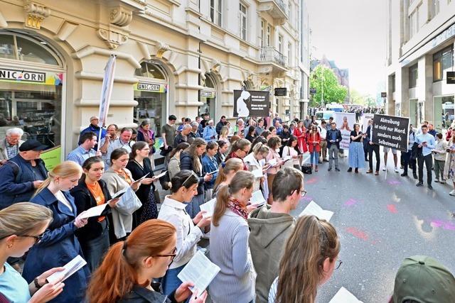 Pius-Brüder singen in Freiburg gegen Abtreibung – begleitet von Gegendemonstranten