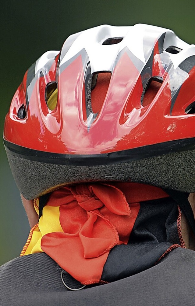 Ein Fahrradhelm schtzt vor schweren V...n. Darauf weist die Verkehrswacht hin.  | Foto: Ralf Hirschberger (dpa)