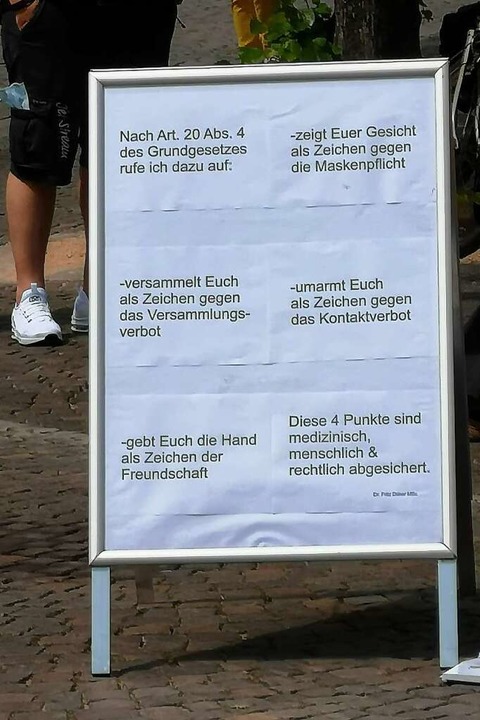 Düker-Plakat bei einer Demo am 7. Mai 2020 vor dem Rathaus  | Foto: Ralf Burgmaier