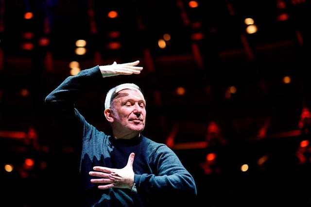 Der Igelschnitt ist eins seiner Markenzeichen: Jean-Paul Gaultier.  | Foto: TOLGA AKMEN (AFP)