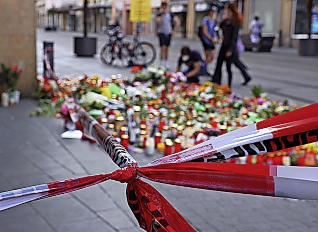 Blumen und Kerzen am Tatort  | Foto: Karl-Josef Hildenbrand (dpa)