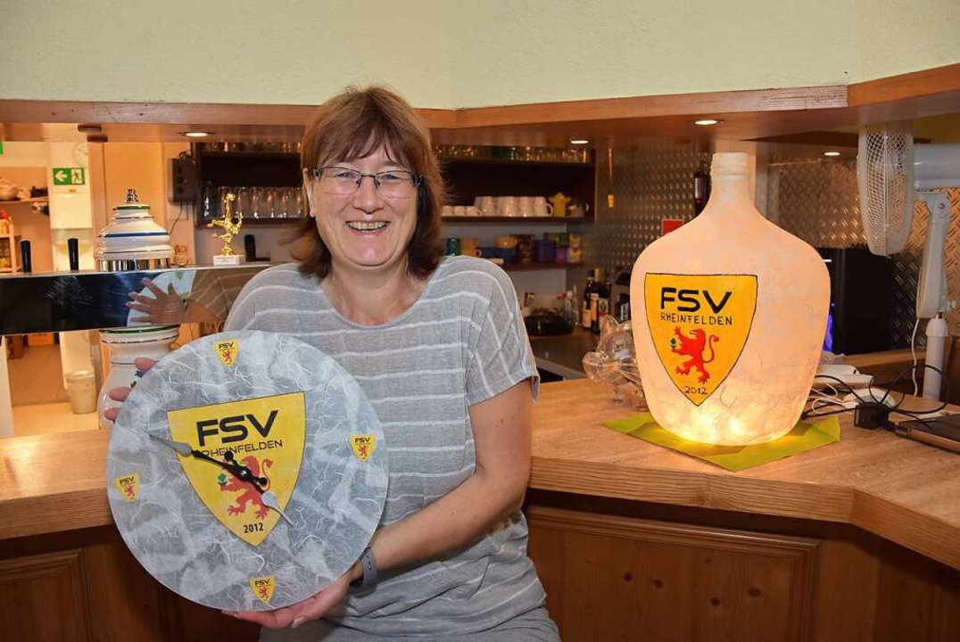 FSV-Wirtin Nicole Ranz mit ihrer selbs...tellten Vereinsuhr und Vereins-Lampe.   | Foto: Heinz und Monika Vollmar