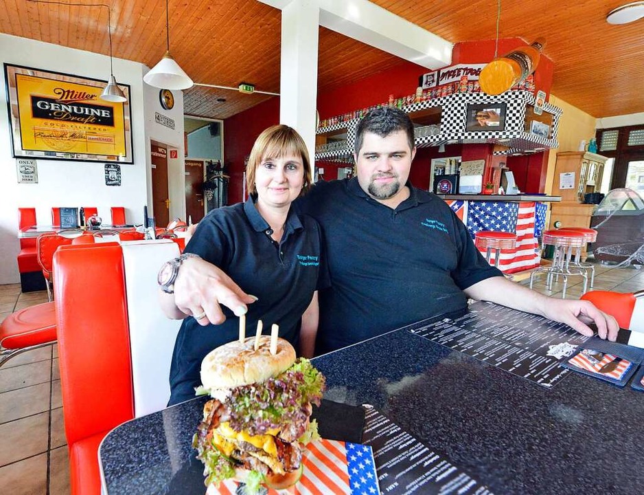 Manuela und Torsten Reinhard haben sich auf amerikanische Burger spezialisiert.  | Foto: Michael Bamberger