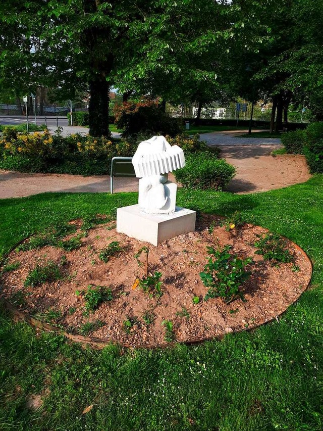 Der Torso der nach einer Spendenaktion wieder aufgestellten Figur im Rosengarten  | Foto: Thomas Bauknecht