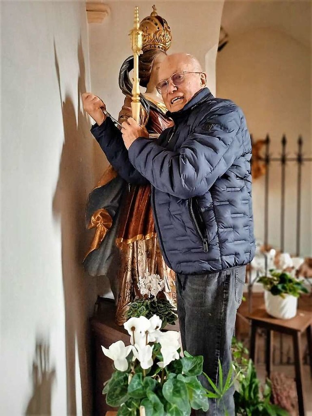 Gerhard Rieder verschraubt das neue Ze...gold nun mit Goldbronze berzogen ist.  | Foto: Werner Schnabl