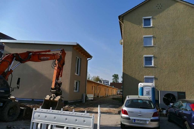 Unmittelbar neben den vierstckigen  M...ht der Riegel mit den Studiowohnungen.  | Foto: Ulrich Senf