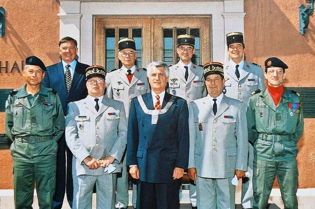 Alfred Vonarb (Mitte) mit ehemaligen f...eregiments vor dem Breisacher Rathaus.  | Foto: Foto-Faraggi/Stadtarchiv Breisach