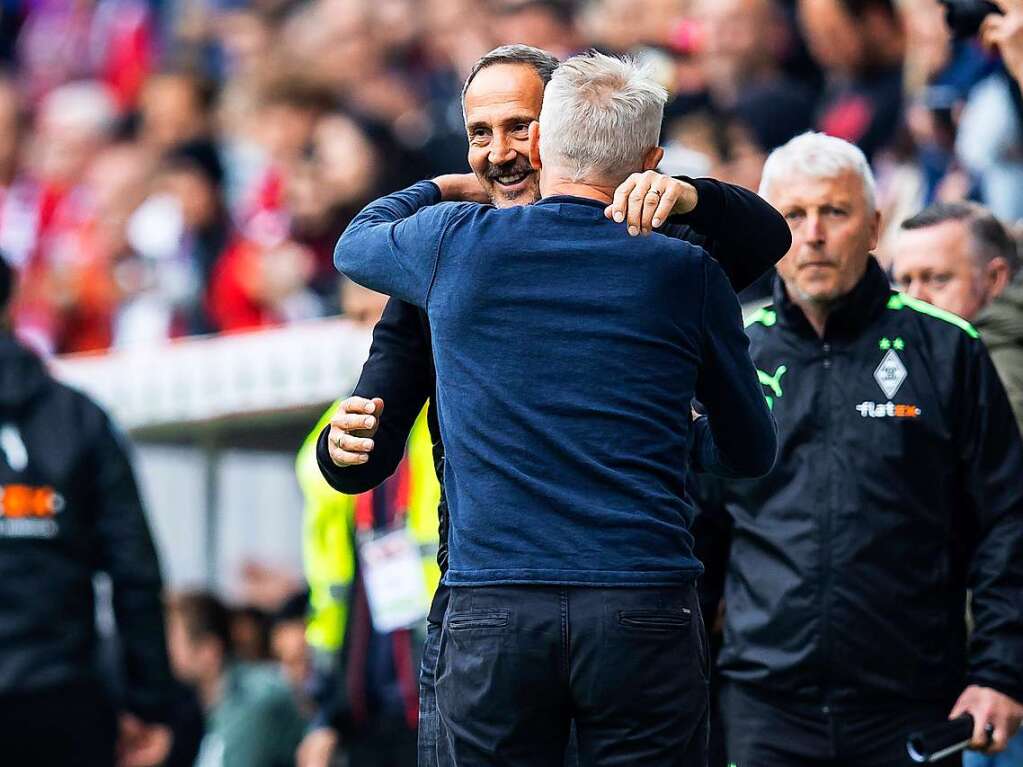 Fohlen-Coach Adi Htter herzt Christian Streich.