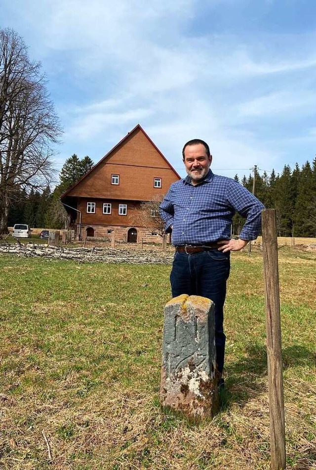 Gerold Wein vor seinem &#8222;St. Geor...drei liegenden Hirschstangen zu sehen.  | Foto: Klaus Riexinger