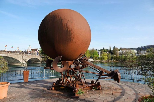 Die Luginbhl-Plastik ist nicht jederm...st-Geschenk von Schweizer-Rheinfelden.  | Foto: Valentin Zumsteg