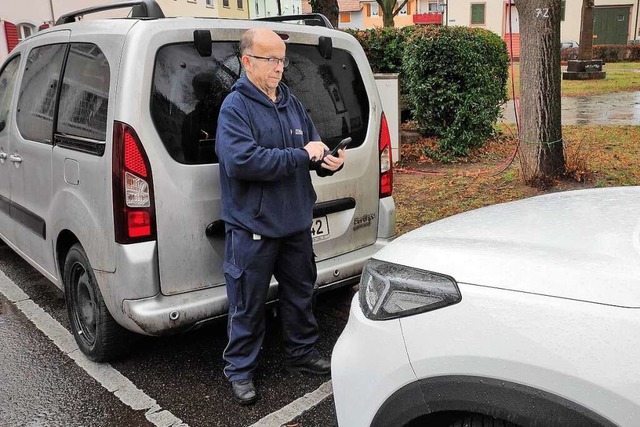 Parkt ein Autofahrer auerhalb markier...tze, ist das ein Fall fr Bernd Rill.  | Foto: Werner Schnabl