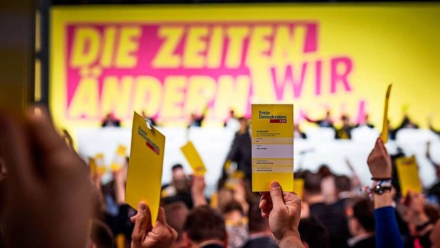 Die FDP hat sich auf dem Bundesparteit...rung an die Ukraine klar positioniert.  | Foto: Michael Kappeler (dpa)