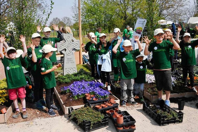 Dreckige Hnde hoch &#8211; die  Nachw...Einpflanzen auf der Landesgartenschau.  | Foto: Volker Mnch