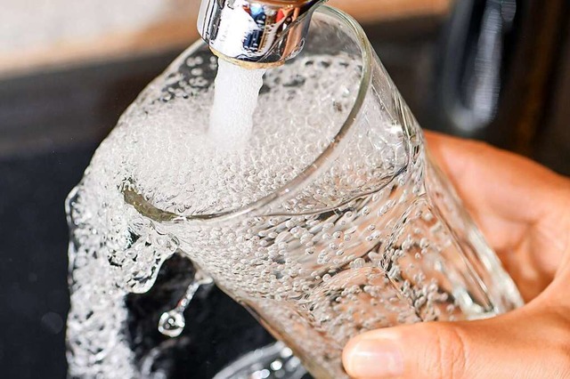 In Hausen im Wiesental soll das Trinkwasser abgekocht werden.  | Foto: Patrick Pleul (dpa)