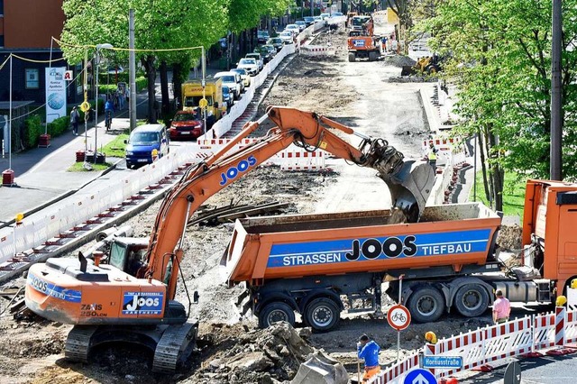 Auf der Zhringer Strae graben sich Bagger voran.   | Foto: Michael Bamberger