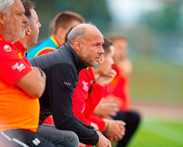 Die Lffinger Bank mit Trainer Jrg Kl...sen die zweite Niederlage im Frhjahr.  | Foto: Wolfgang Scheu